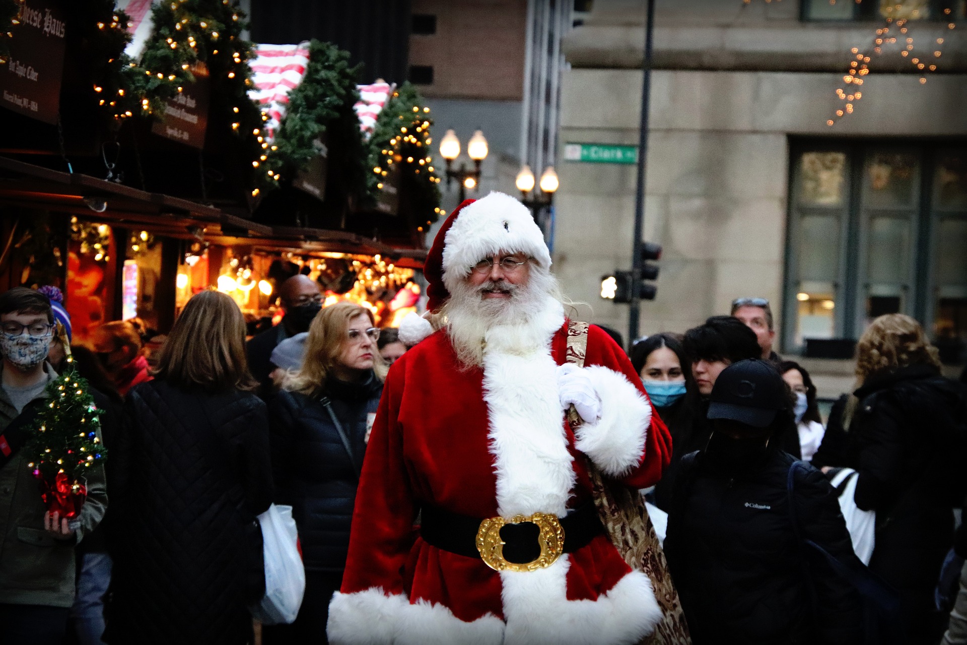 The 19 BEST Things To Do At Christmas In Chicago Fox in a…